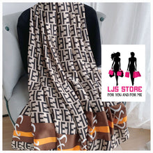 Charger l'image dans la galerie, GRAND FOULARD EN SATIN SOIE