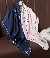 Charger l'image dans la galerie, Nos foulards LJS se déclinent sous différents styles, ils sauront mettre en lumière votre style.
Matière : Nous utilisons du véritable satin pour nos foulards.
Dimensions : L 110 x L 110cm
Livraison rapide : Nous proposons une livraison rapide partout