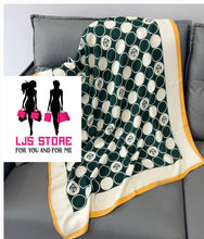 Charger l'image dans la galerie, GRAND FOULARD EN SATIN SOIE