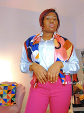 Charger l'image dans la galerie, Nos foulards LJS se déclinent sous différents styles, ils sauront mettre en lumière votre style.
Matière : Nous utilisons du véritable satin pour nos foulards.
Dimensions : L 110 x L 110cm
Livraison rapide : Nous proposons une livraison rapide partout