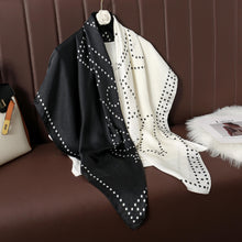 Charger l'image dans la galerie, Nos foulards LJS se déclinent sous différents styles, ils sauront mettre en lumière votre style.
Matière : Nous utilisons du véritable satin pour nos foulards.
Dimensions : L 110 x L 110cm
Livraison rapide : Nous proposons une livraison rapide partout