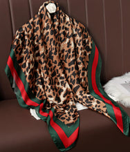 Charger l'image dans la galerie, Nos foulards LJS se déclinent sous différents styles, ils sauront mettre en lumière votre style.
Matière : Nous utilisons du véritable satin pour nos foulards.
Dimensions : L 110 x L 110cm
Livraison rapide : Nous proposons une livraison rapide partout