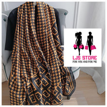 Charger l'image dans la galerie, GRAND FOULARD EN SATIN SOIE