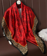 Charger l'image dans la galerie, Nos foulards LJS se déclinent sous différents styles, ils sauront mettre en lumière votre style.
Matière : Nous utilisons du véritable satin pour nos foulards.
Dimensions : L 110 x L 110cm
Livraison rapide : Nous proposons une livraison rapide partout