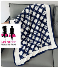 Charger l'image dans la galerie, GRAND FOULARD EN SATIN SOIE