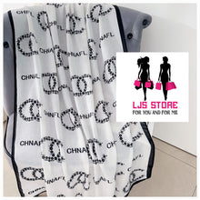 Charger l'image dans la galerie, GRAND FOULARD EN SATIN SOIE