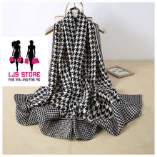 Charger l'image dans la galerie, GRAND FOULARD EN SATIN SOIE