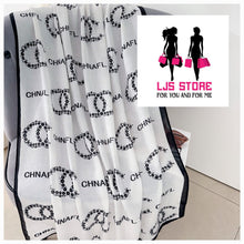 Charger l'image dans la galerie, GRAND FOULARD EN SATIN SOIE